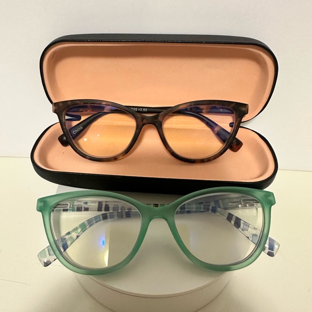 RAE DUNN Stylish Two Reading Glasses Set with Case. New w/o Tags
+ 2.50 - Picture 2 of 7